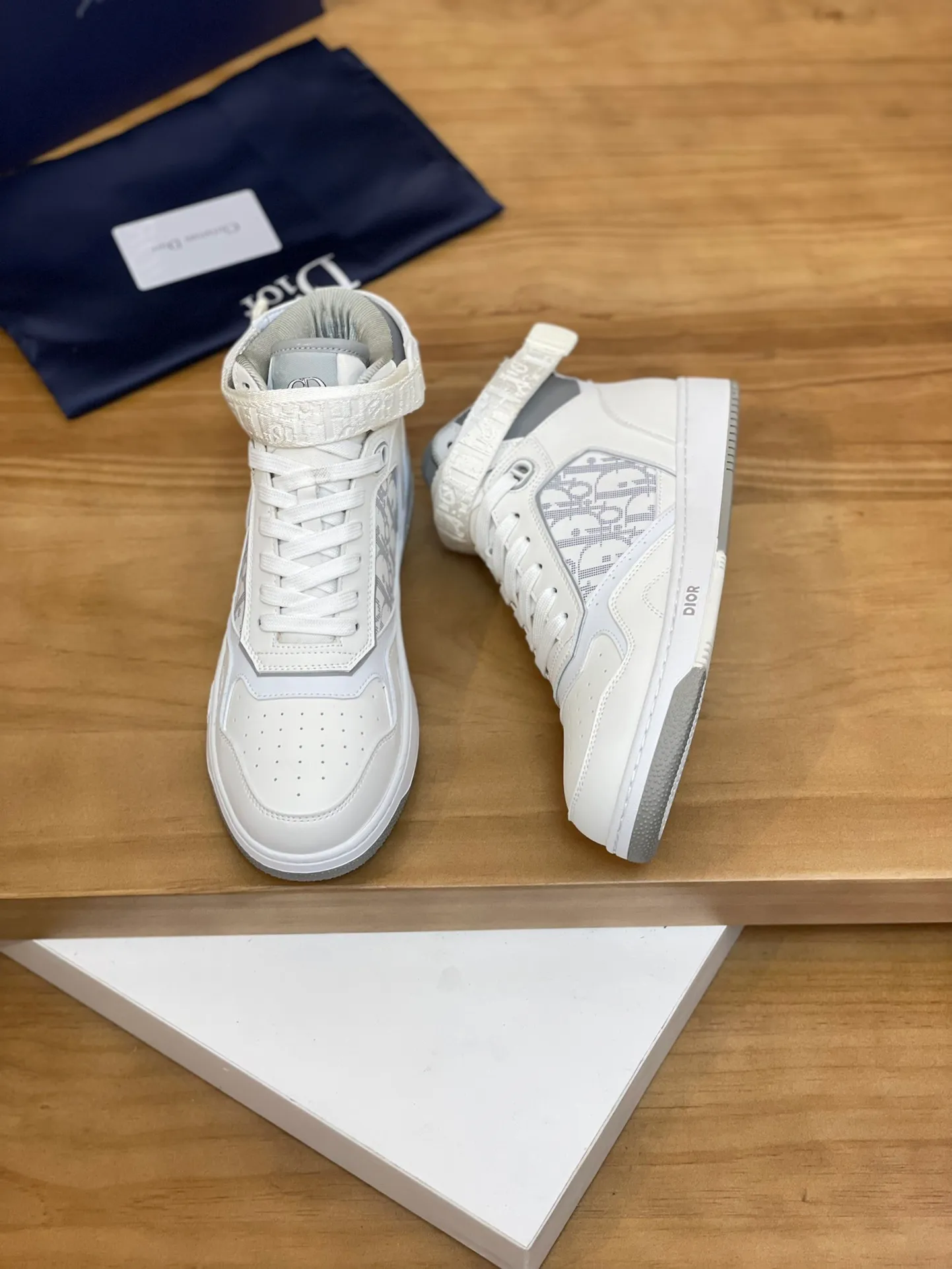 Men's shoes: 💰P460¥ Product trademark: Dior* "Dior*" high-top casual shoes Regular size: 38-44 (can be customized to 45.46) Product materials: Upper imported cowhide stitched with original fabric, breathable lining, original outsole. Number: 1006